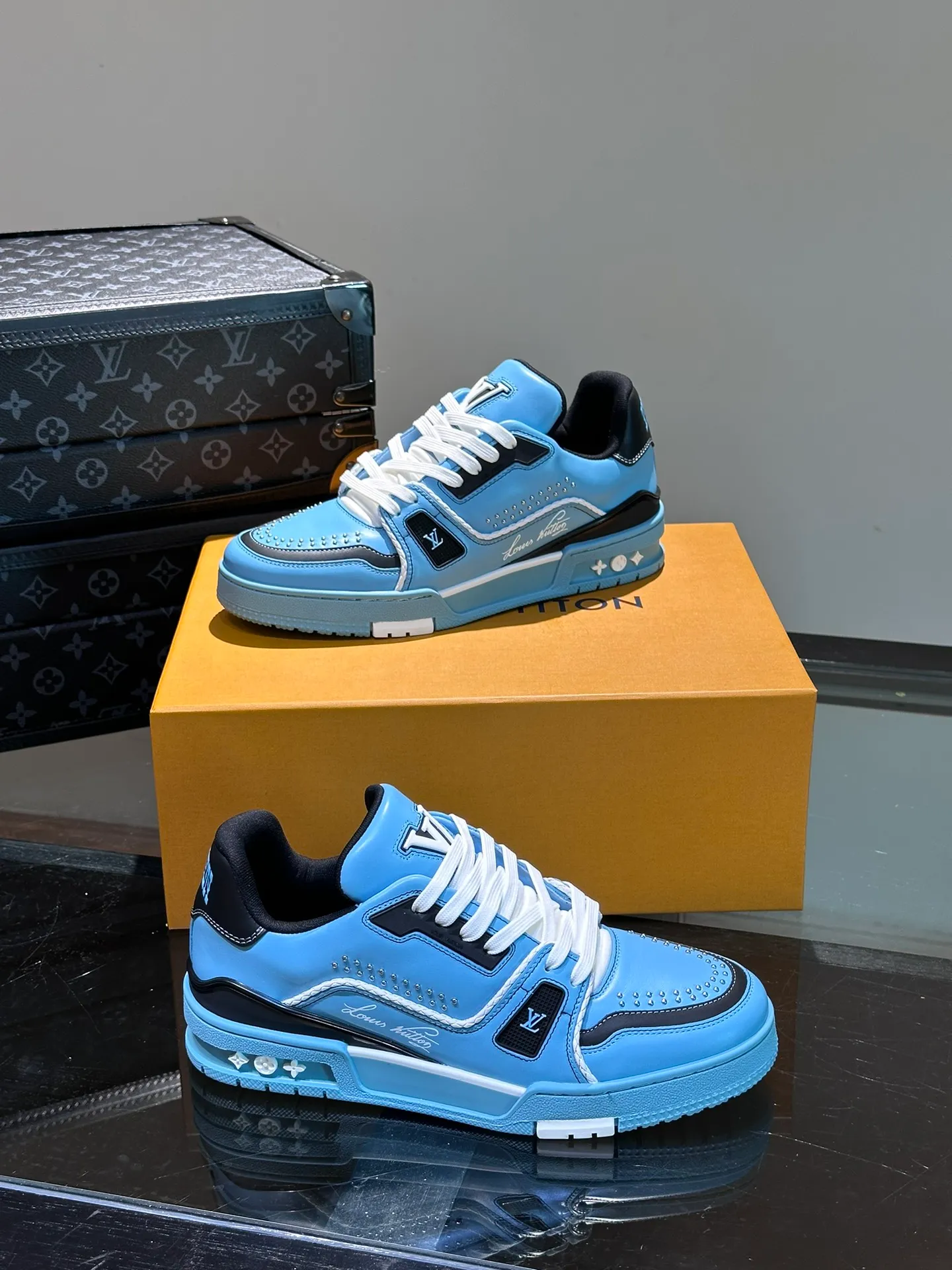 LV P840 men's sneakers, new colors, this LV Trainer sneaker is made of grained calf leather in colorful tones, with rivet decoration on the upper and handwritten Louis Vuitton logo on the side, which contrasts with the western-style Vuitton logo on the rear. The original construction was designed by Virgil Abloh and is inspired by vintage basketball shoes. Continuing the complex upper, the rubber-injected rubber outsole continues the iconic elements, with LV letters on the tongue and sides, Vuitton logo on the rear, Monogram flowers on the outsole, handwritten Louis Vuitton logo on the side, and standard insoles to continue the comfort experience. Comes complete with original box packaging! Size: 38-46